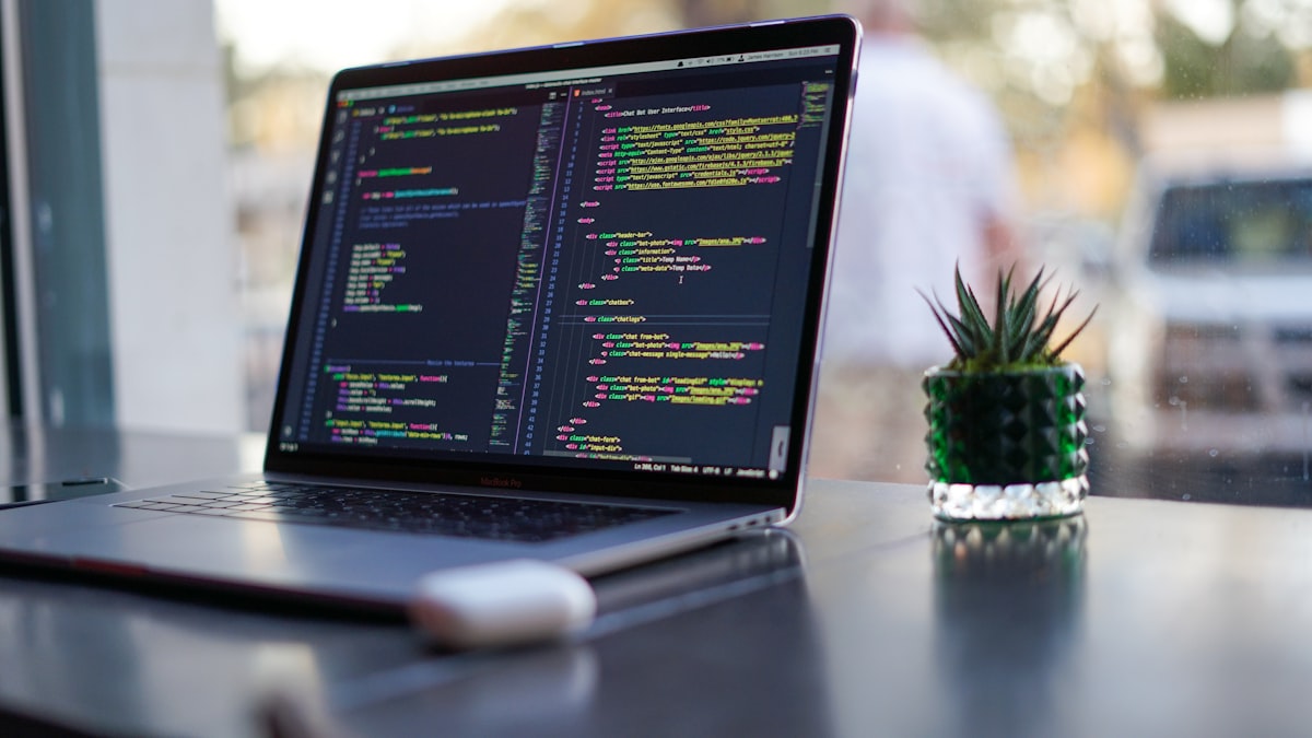 Cửa sổ terminal nền tối minh họa cài đặt và chạy phiên Claude Code đầu tiên