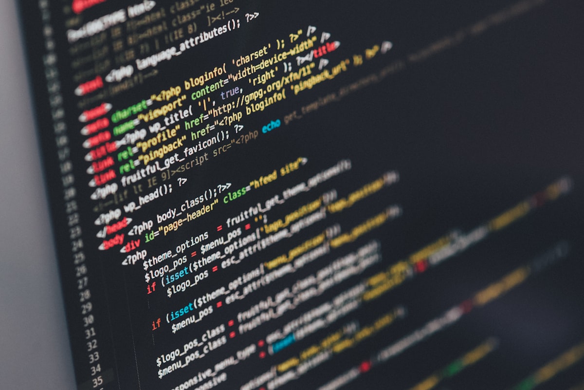 Màn hình máy tính hiển thị dòng code minh họa Claude Code cho người không biết code