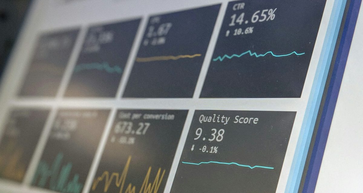 Top 7 công cụ AI phân tích dữ liệu cho doanh nghiệp nhỏ 2026 (có giá): ChatGPT, Claude, Julius, Data Studio, Power BI Copilot, Zoho, Metabase